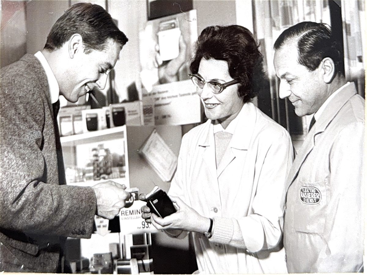 Beratung im Rasierer-Fachgeschäft in den 1960er-Jahren