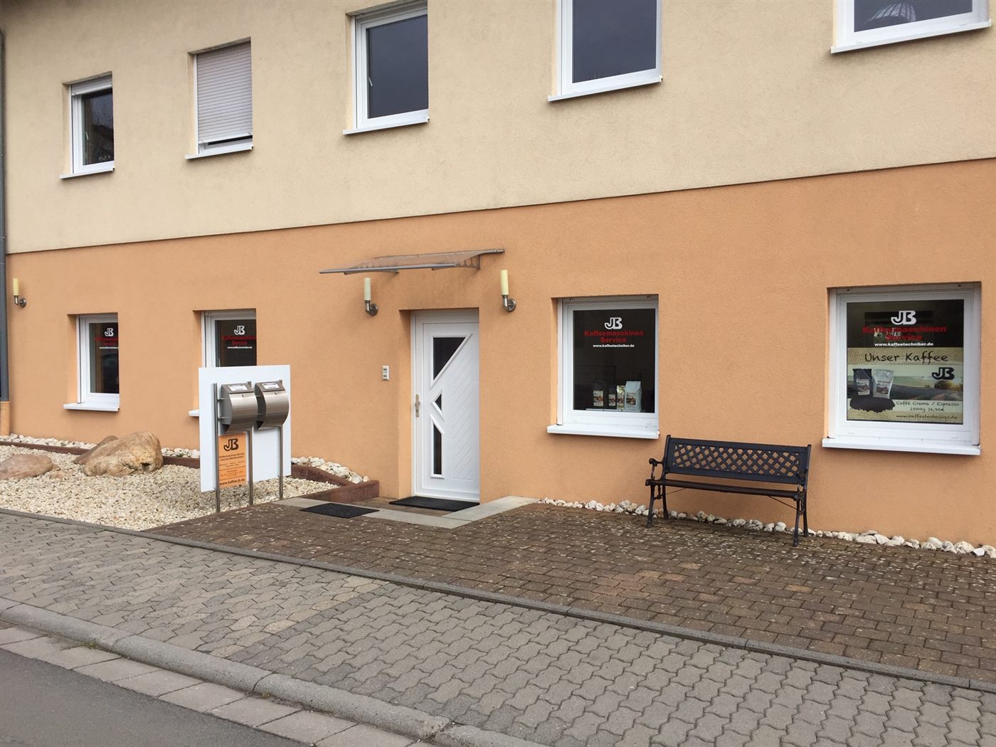 Eingang des Geschäfts im Birkenfeld 74a mit Schaufenster „Unser Kaffee“