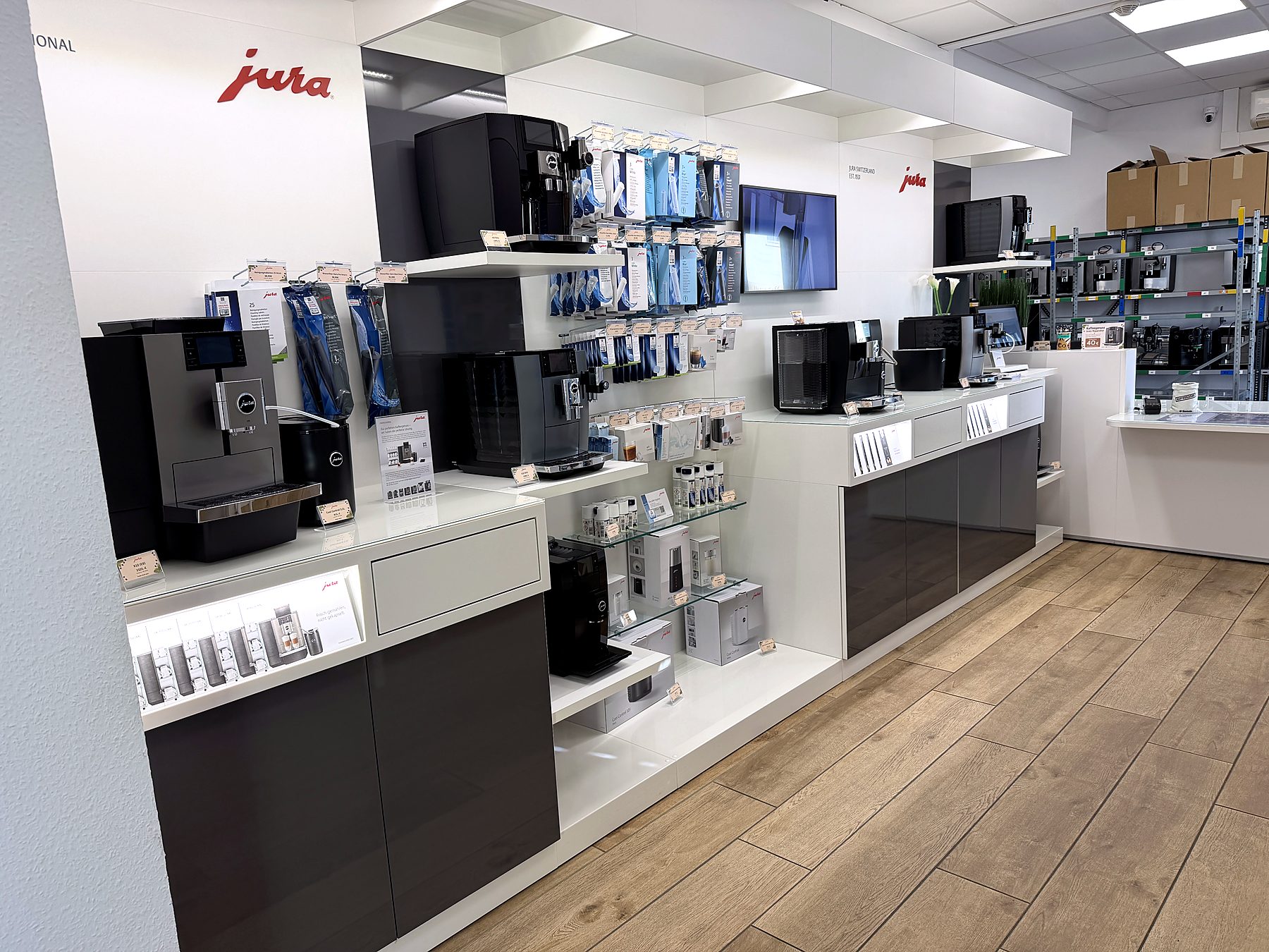 Blick in den JURA-Ausstellungsbereich mit Kaffeevollautomaten und Zubehör