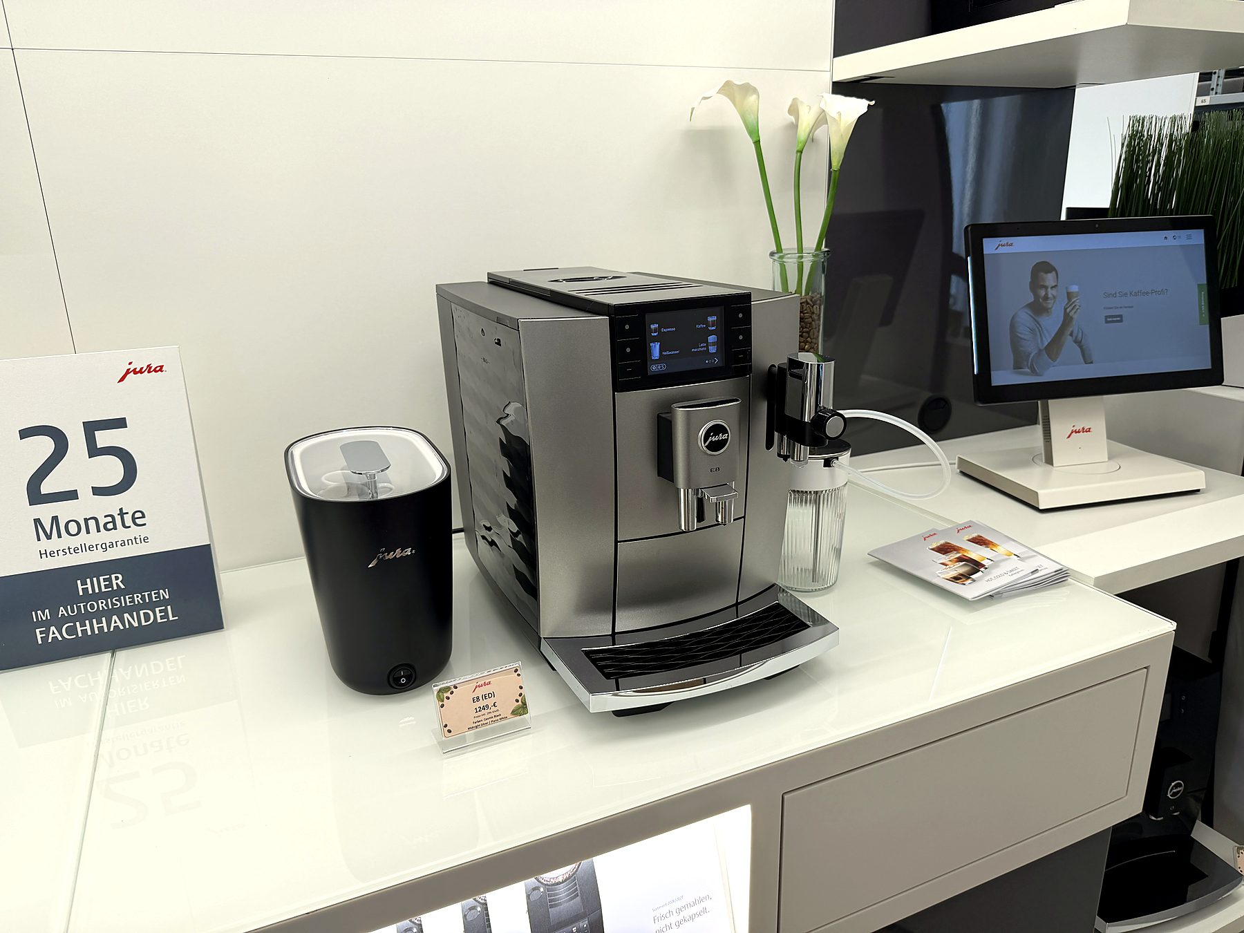 JURA Vollautomat mit Milchbehälter auf der Ausstellungstheke