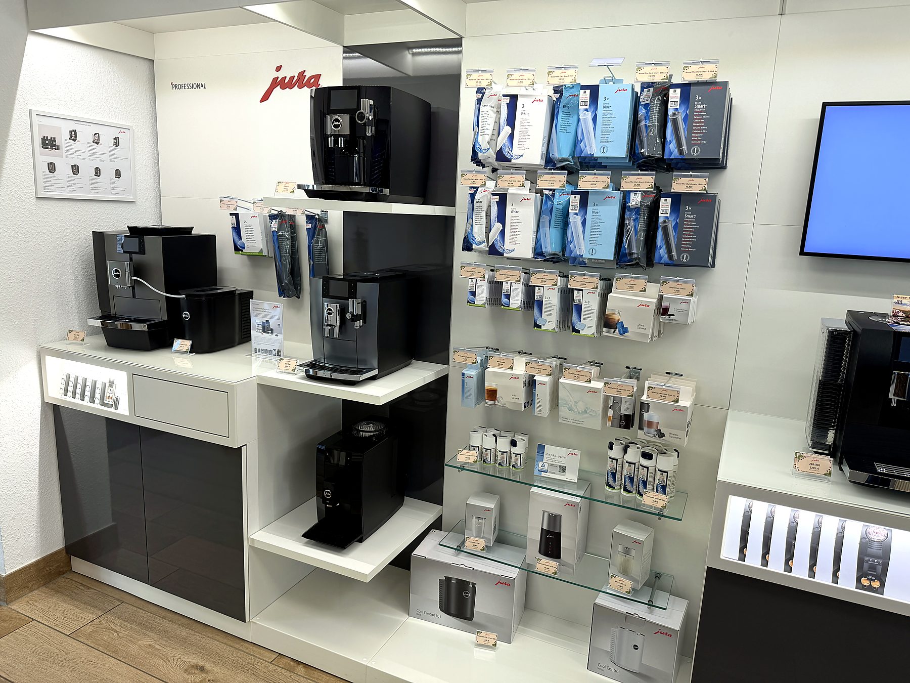 JURA Pflegeprodukte, Filterpatronen und Zubehör im Regal