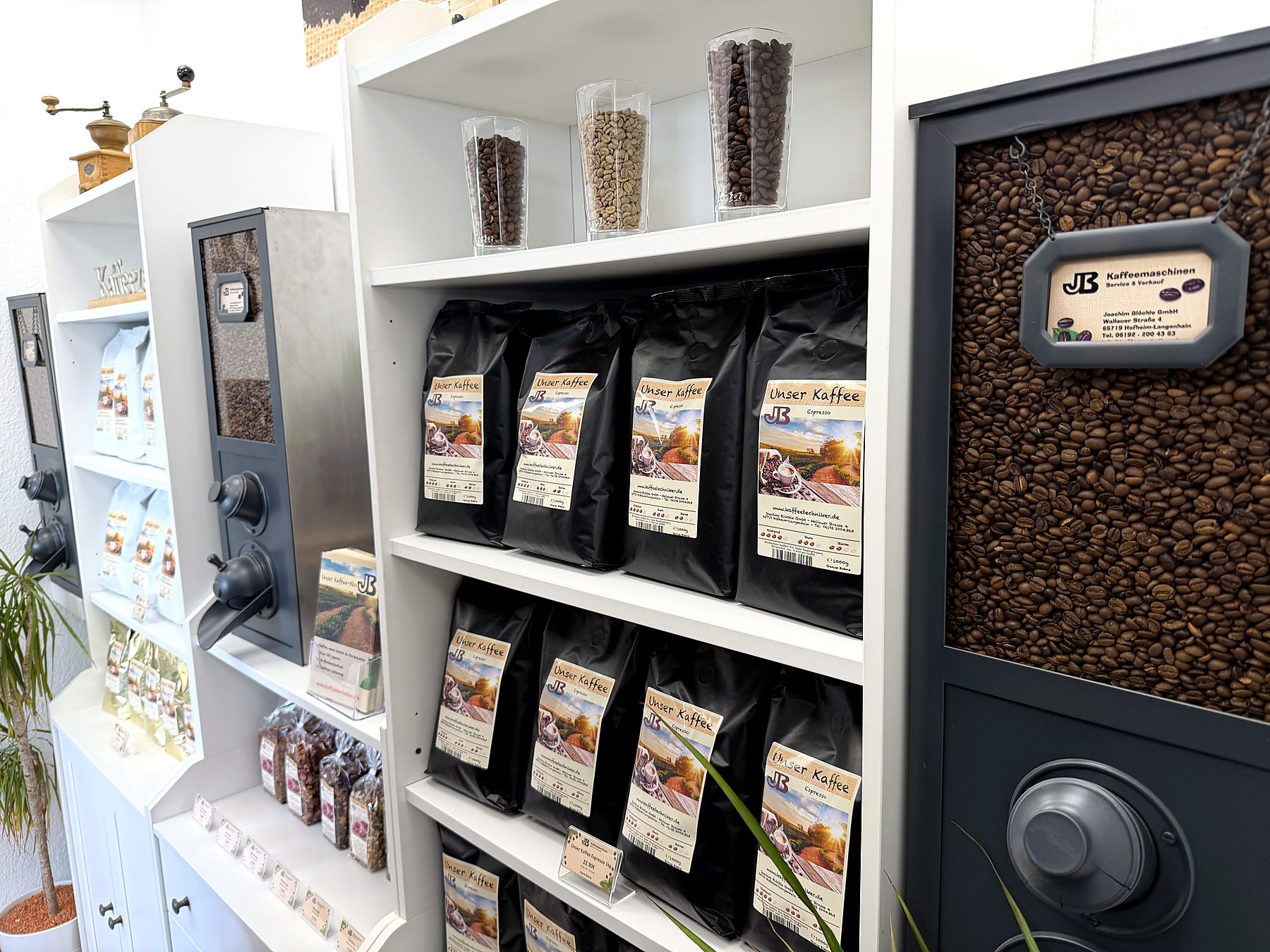 Kaffeebohnen-Spender und Kaffeetüten im Regal