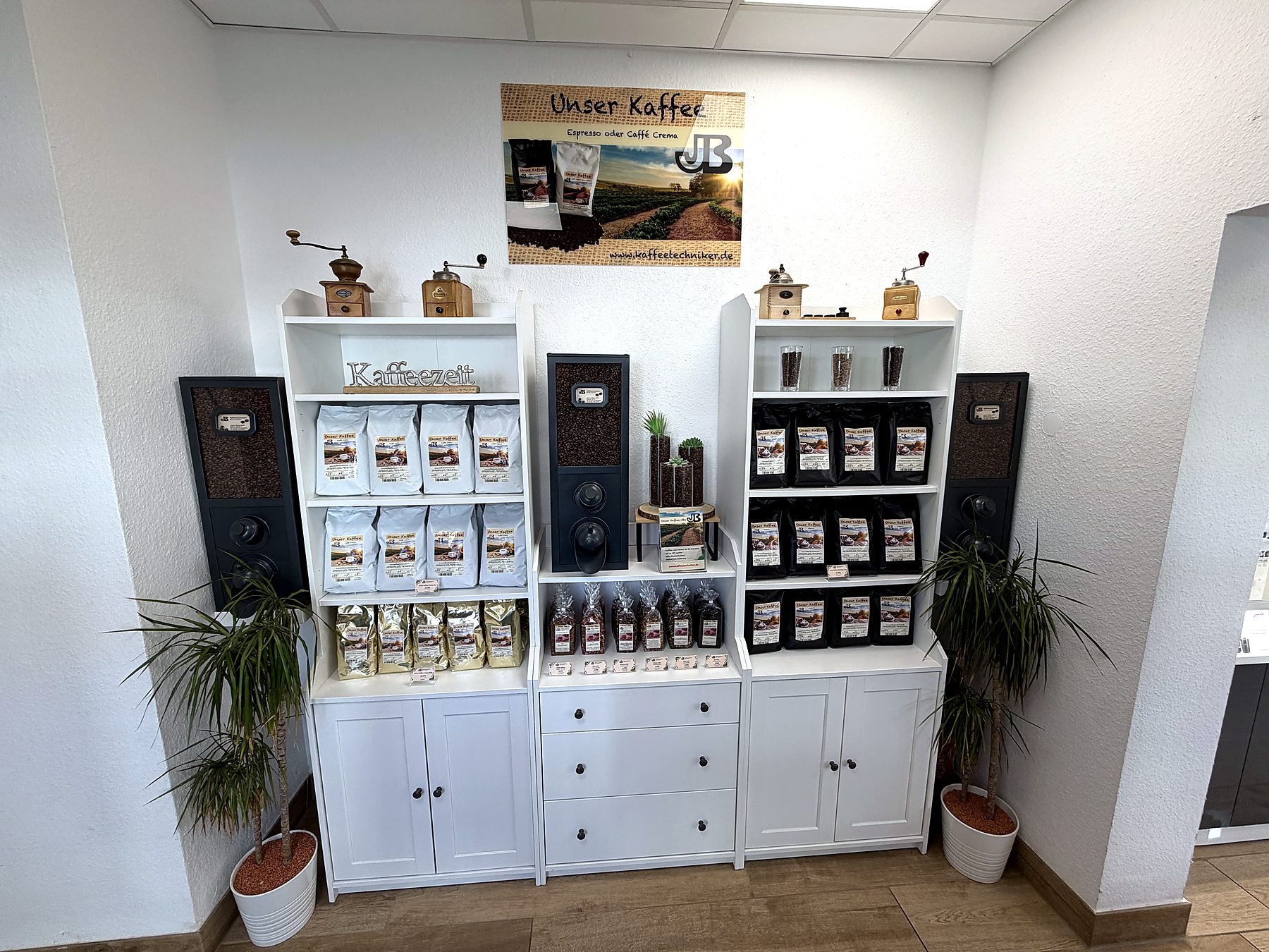 Regal mit Kaffee aus eigener Röstung im Ladengeschäft