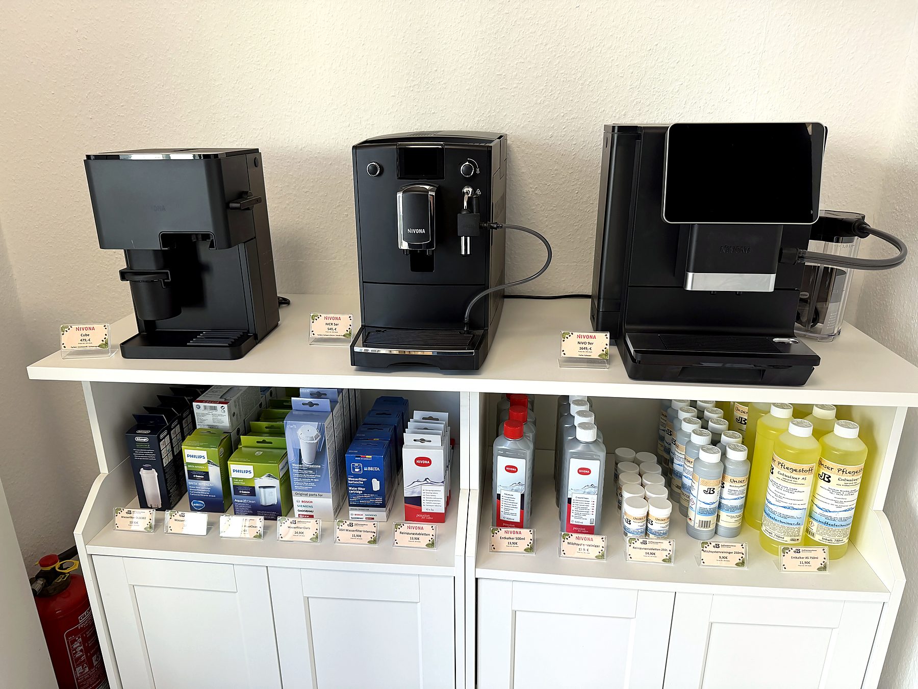 NIVONA Kaffeevollautomaten mit Pflegeprodukten im Ladengeschäft