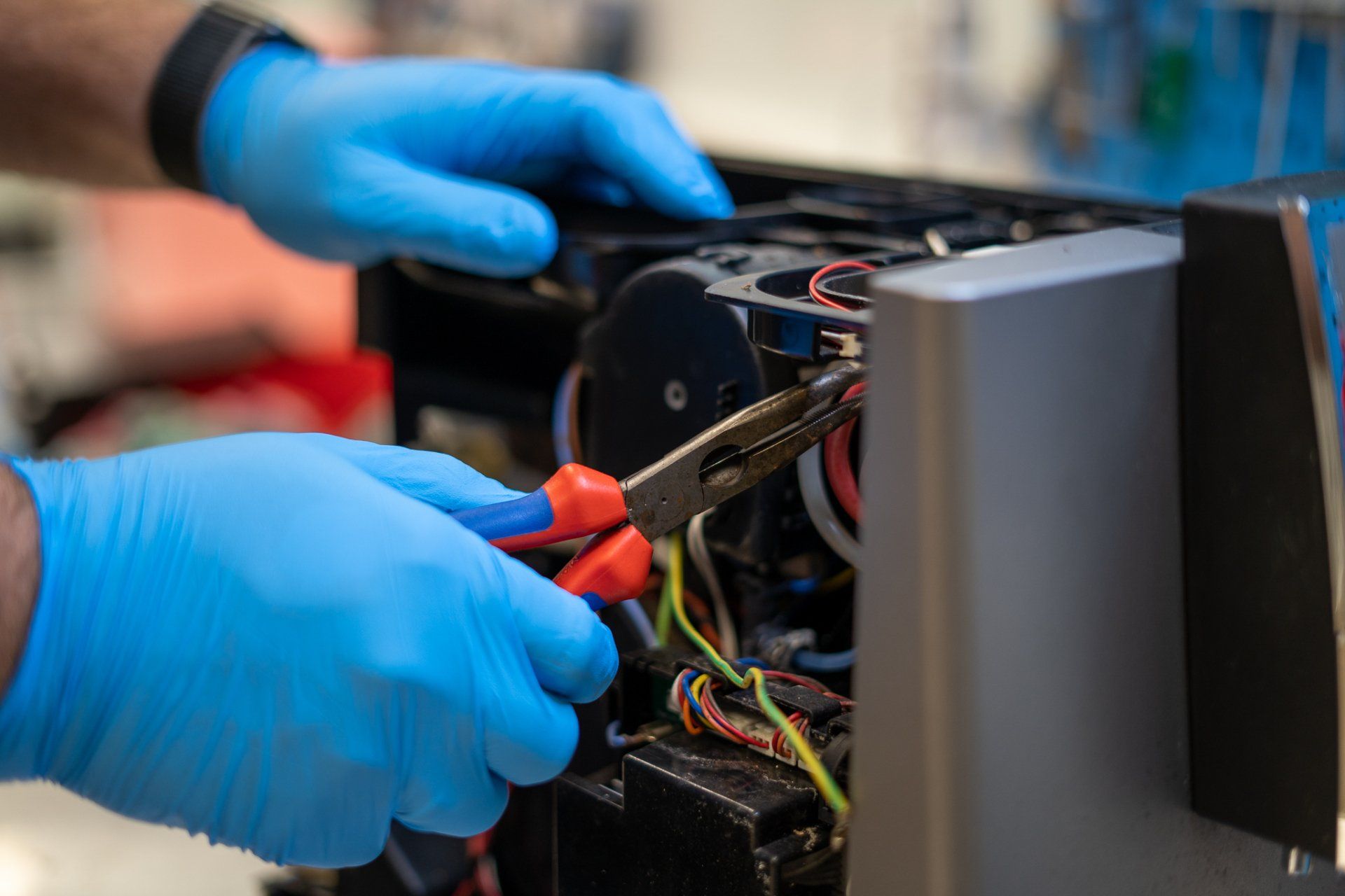 Reparatur eines Kaffeevollautomaten in unserer Werkstatt in Hofheim-Langenhain