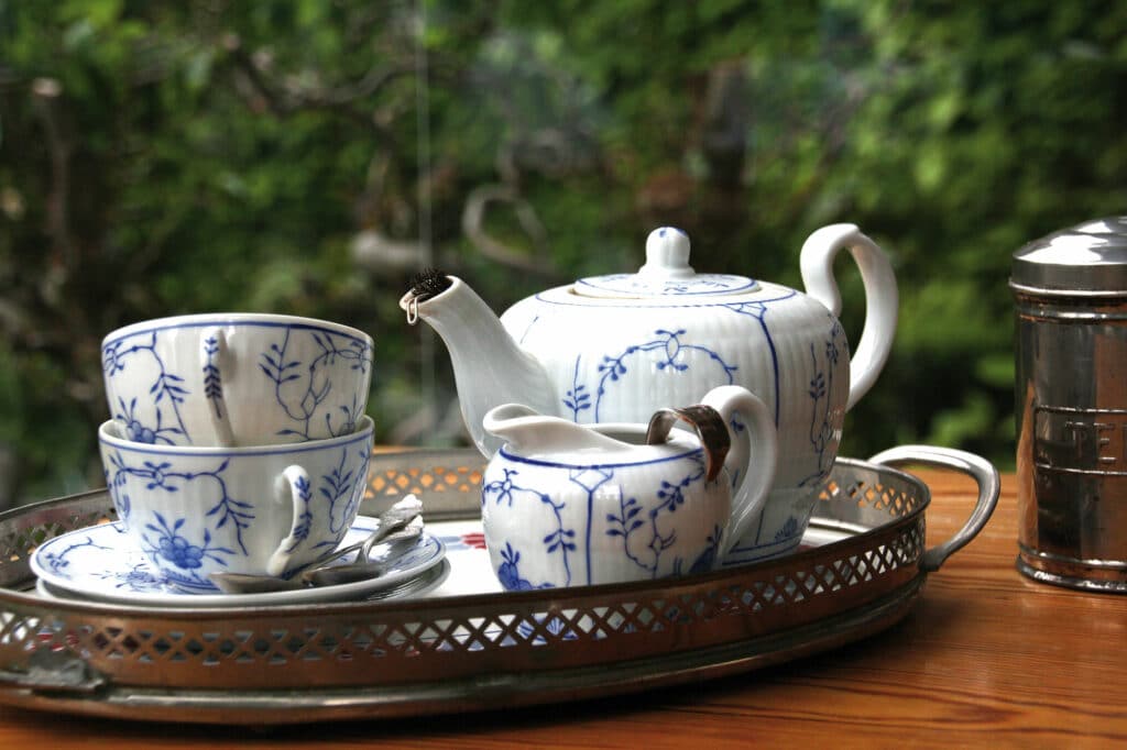 Teekanne, Tassen und Sahnekännchen im ostfriesischen Blaudekor